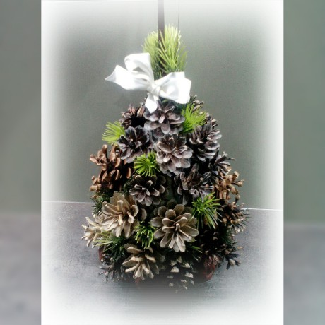 Stromeček z šišek